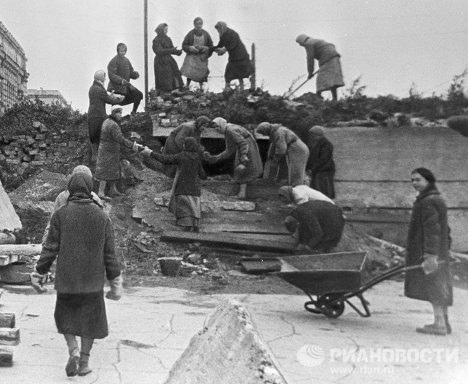 The so-called Road of Life across Lake Ladoga was the only route linking the city with the rest of the country. But this route could not provide Leningrad with enough food. The Red Army tried to lift the siege of Leningrad five times throughout 1942, but to no avail. Photo: Residents of besieged Leningrad building defenses. 1942.